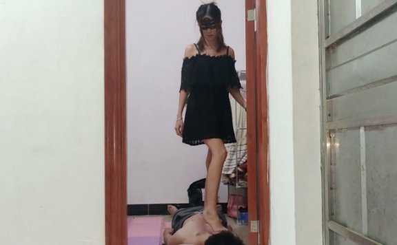 资讯|鱼爹归宿 珠海雯雯主人裸足全体重踩脸，踩头，踩胸 [48分56秒]