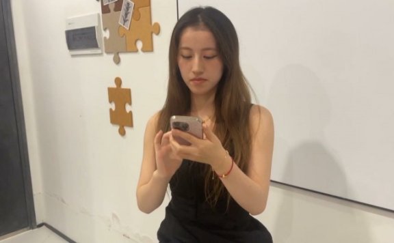 资讯|黑丝诱惑 《黑丝诱惑》素人篇：大二学生晓俞 视频定制白袜踩脖子吐血窒息 [32分35秒]