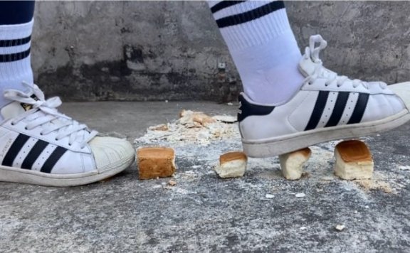 资讯|crush 《蛇年任务》阿迪贝壳头+AJ踩小面包（含1分钟羞辱远程喂食） [9分43秒]