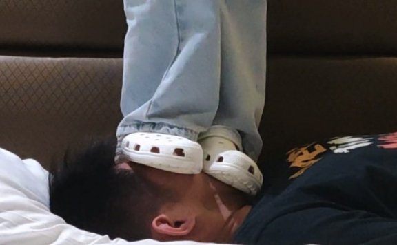 资讯|女王女主 漂亮女同学全体重踩脸狠虐舔狗男生 把脸当地垫踩踏毁容废物狗 [48分56秒]