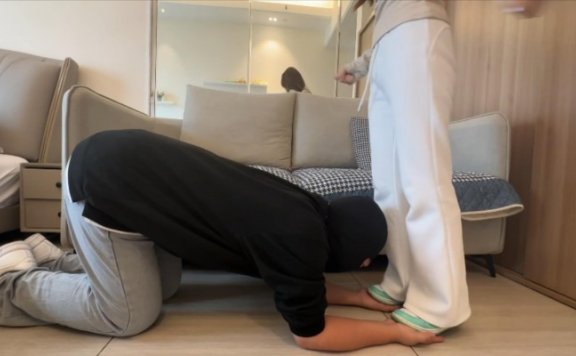 资讯|子怡工作室 《小鲨鱼殿下》运动鞋全体重踩手踩踏插嘴 [48分56秒]