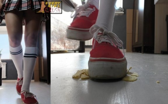 资讯|crush Claire俄美女jk短裙vans过膝白袜踩各种食物活物 [9分43秒]