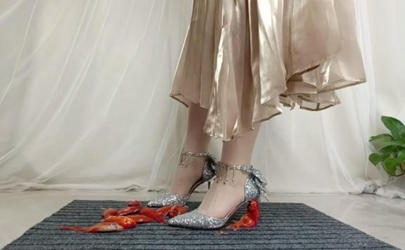 资讯|crush C2948 – 潇雅气质长裙闪银高跟踩烂肥金鱼 [8分14秒]