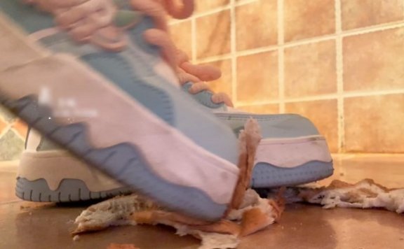 资讯|crush 板鞋踩面包片 [9分43秒]