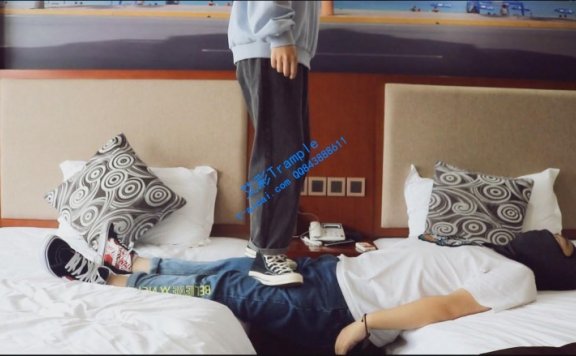 资讯|女王女主 《00后》发现哥哥喜欢我的脚（高帮匡威） [48分56秒]