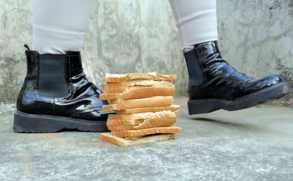 资讯|crush 《大美》新年特辑之黑色皮靴踩吐司面包 [9分43秒]