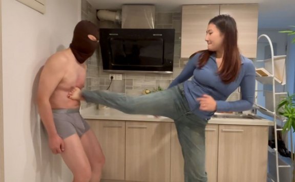 资讯|女王女主 『高兴儿』和BBW闺蜜双人踩踏狂踹脚虐乳 [48分56秒]