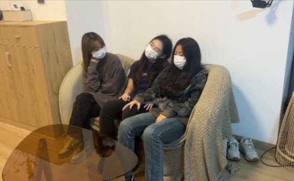 资讯|女王女主 《209宿舍》宿舍三人假期在狗子身上拍照 [48分56秒]