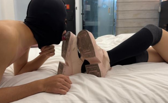 资讯|女王女主 舔大三素人小梓超脏粉鞋 [23分34秒]