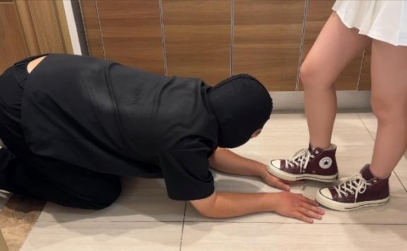 资讯|女王女主 《208宿舍》酒红色匡威全体重踩狗爪子 [48分56秒]