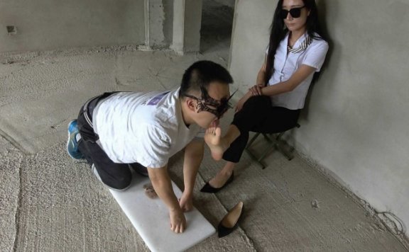 资讯|女王女主 《苒溪S》女老板强迫员工舔臭丝袜，臭脚，沦为脚下狗 [30分19秒]