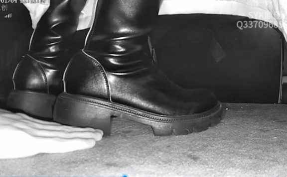 资讯|crush 《SYK无意识》粗跟高筒靴小姐姐踩手 [23分37秒]