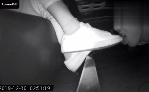 资讯|crush B718 – 无意识网吧妹子白鞋踩手舔鞋 [23分34秒]