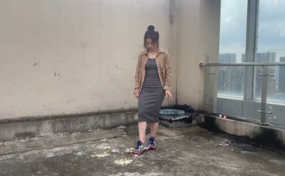 资讯|黑丝诱惑 《黑丝诱惑》素人篇：大二学生晓俞室外阳台踩面包食物 [9分43秒]