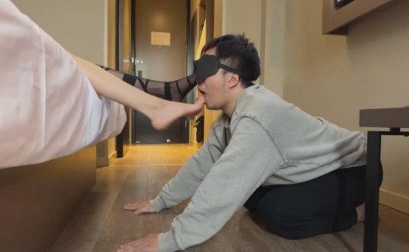 资讯|直播视频 《少女救赎》性感黑丝裸足踩踏《完整版》 [17分26秒]