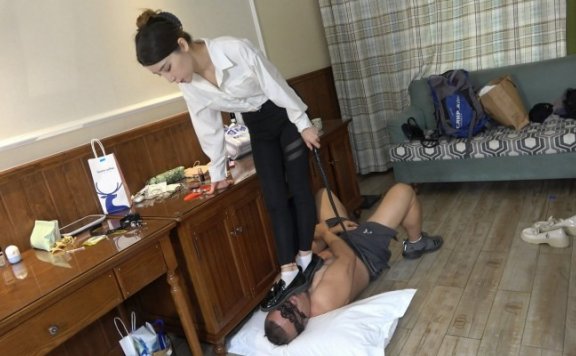 资讯|女王女主 《领主老大》白袜踩踏行刑逼供，踩死贱狗 [48分56秒]