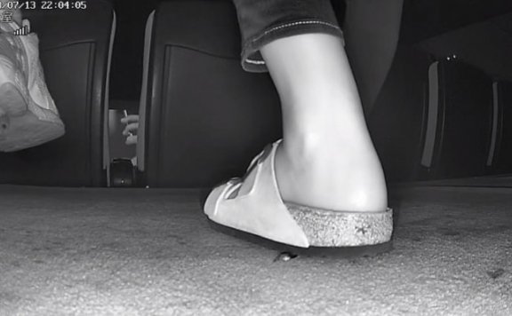 资讯|crush B712 – 无意识玉足洞洞鞋踩手+小段踩鱼 [23分37秒]