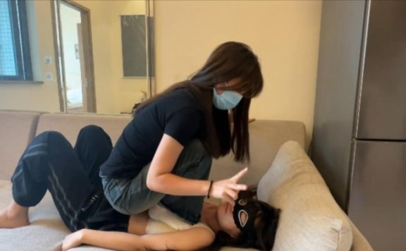 资讯|女王女主 《208宿舍》女M系列：沙发上vans棉袜踩女m [48分56秒]