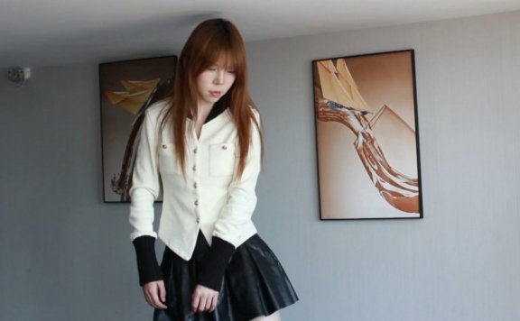 资讯|黑丝诱惑 《黑丝诱惑》素人篇：幼儿园美术老师晓熊原味脏鞋踩床踩沙发全体重踩奴 [48分56秒]