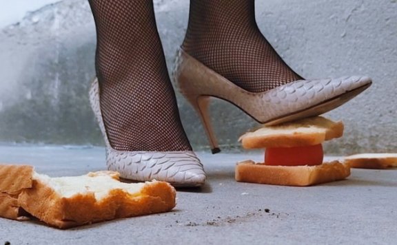 资讯|crush 《大美》双机位拍摄渔网袜高跟鞋脚踩番茄三明治 [9分43秒]