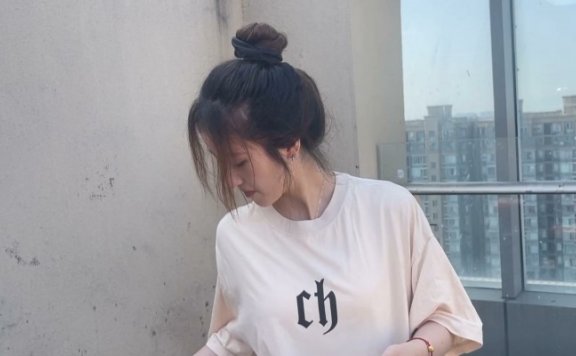 资讯|黑丝诱惑 《黑丝诱惑》素人篇：大二学生晓俞室外原味椰子鞋踩食物语言羞辱 [9分43秒]