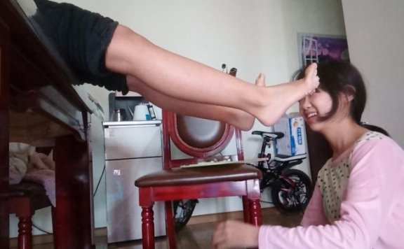 资讯|00后校园原创 《00后校园原创》妹妹在家命令我跪在地上给她舔脚 [30分19秒]