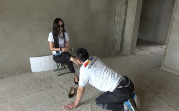 资讯|女王女主 《苒溪S》变态员工偷懒被女老板强迫舔脏鞋底闻臭脚羞辱 [30分19秒]