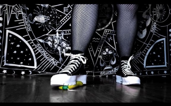 资讯|crush 暗黑哥特风美女三双鞋子踩香蕉 [11分36秒]