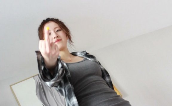 资讯|黑丝诱惑 《黑丝诱惑》素人篇：大二学生晓俞两双原味脏鞋底舔干净床上虐乳 [30分19秒]