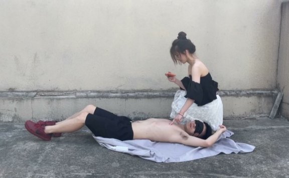 资讯|黑丝诱惑 《黑丝诱惑》素人篇：大二学生晓俞阳台室外舔脏鞋耳光虐乳 [48分56秒]