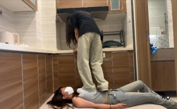 资讯|子怡工作室 《208少女宿舍》女m系列：素人脏鞋脏袜全体重踩踏女m [48分56秒]