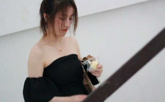 资讯|黑丝诱惑 《黑丝诱惑》素人篇：大二学生晓俞阳台室外脏鞋踩食物耳光虐乳 [48分56秒]