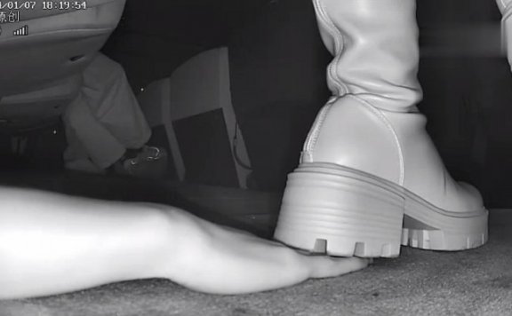 资讯|crush B683 – 无意识粗跟白色长靴小姐姐踩全手 [23分37秒]