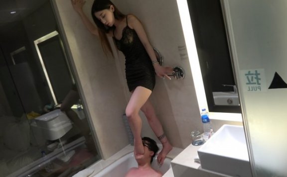 资讯|女王女主 《领主老大》浴缸脚深喉，踩踏玩虐学生狗 [48分56秒]