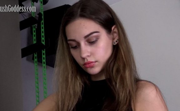 资讯|crush 1296 – Vika高跟凉鞋踩扁蝗虫 [37分52秒]