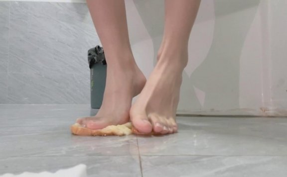 资讯|crush 酷黑莓子裸足踩踏圣水面包 [9分43秒]