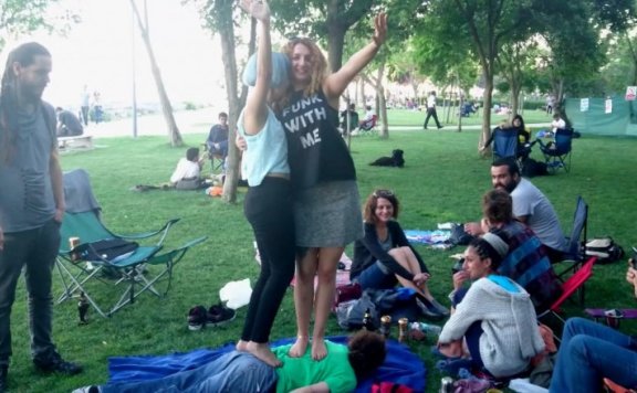 资讯|欧美调教 当众被踩的滋味！各种公共场合当众被素人美女踩在脚下60部燃炸合集！ [48分56秒]