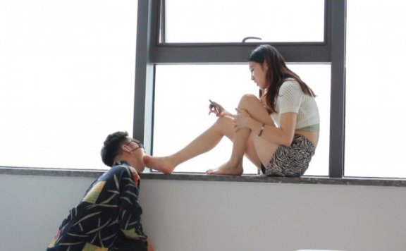 资讯|黑丝诱惑 《黑丝诱惑》素人篇：某小学音乐老师黄老师初次脚深喉 [48分56秒]