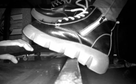 资讯|crush 《紫杨无意识》2023.3月初网吧短靴无意识踩手 [23分37秒]