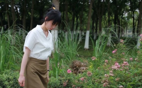 资讯|黑丝诱惑 《黑丝诱惑》素人篇：某公司前台琳琳公园初次踩踏食物 [9分43秒]