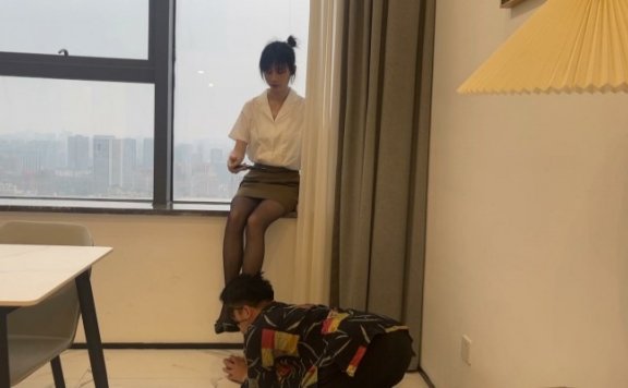 资讯|黑丝诱惑 《黑丝诱惑》素人篇：某公司前台琳琳初次拍摄 [48分56秒]