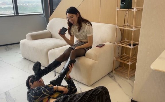 资讯|黑丝诱惑 《黑丝诱惑》素人篇：某小学音乐老师黄老师初次拍摄 [30分19秒]