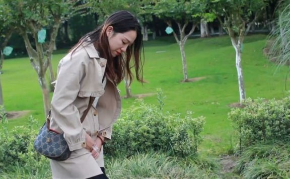 资讯|黑丝诱惑 《黑丝诱惑》素人篇：某小学音乐老师黄老师室外初次踩踏食物 [9分43秒]