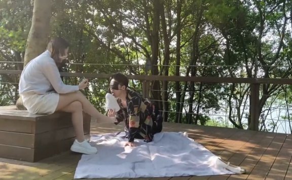 资讯|黑丝诱惑 《黑丝诱惑》沐沐女主室外调教狗奴舔脏小白鞋 [23分34秒]