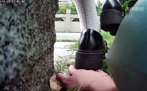 资讯|crush B563 – 无意识公园格裙小皮鞋踩手 [23分37秒]