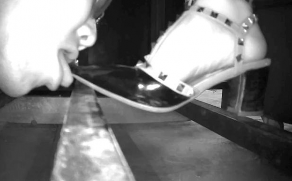 资讯|crush 《紫杨无意识》2023.3月末网吧华伦天M无意识舔鞋 [49分10秒]