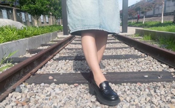 资讯|黑丝诱惑 《黑丝诱惑》沐沐女主户外游玩挑逗踩踏食物 [9分43秒]