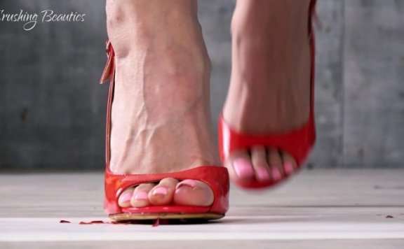 资讯|crush 1282 – 女王牛仔裤配高跟凉鞋走踩喷鱼 [37分52秒]