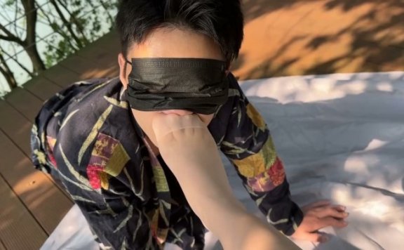 资讯|黑丝诱惑 《黑丝诱惑》沐沐室外公园刺激调教狗奴舔原味脏脏小白鞋 [20分0秒]