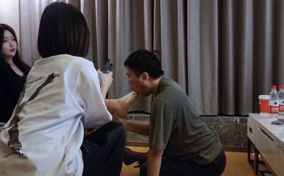 资讯|莜主脚下 『红颜榜』双美女围观脚深喉调教 [48分56秒]